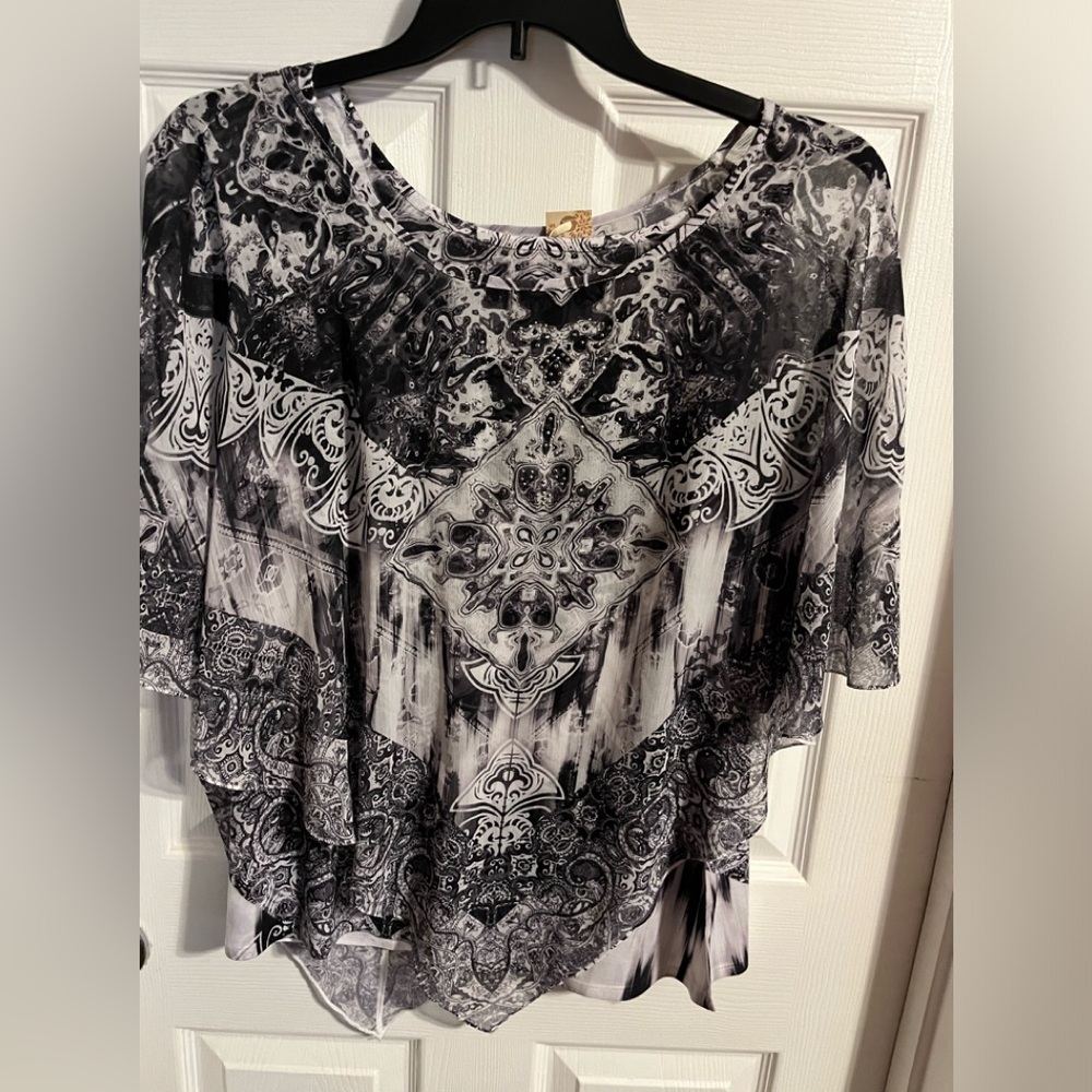 Ladies plus size layered top. Size 1X.